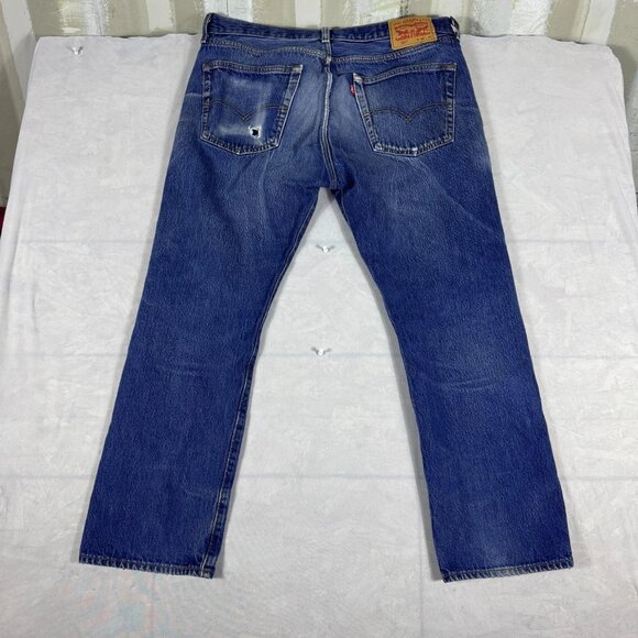 Levi's 501 Mens Straight Leg Jeans Blue Denim Faded 5-Pocket Outdoor Size 36x29 - Picture 2 of 16